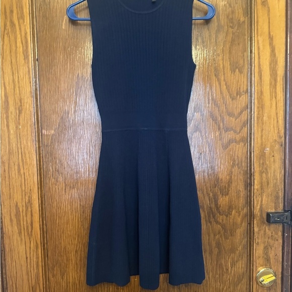 Elegant Navy Sleeveless Dress - Picture 2 of 4